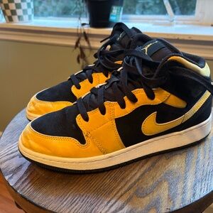 Jordan Kids Black and Yellow Sneakers